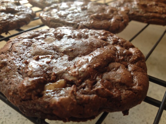 Olas & Chanclas | Giant Chocolate-Toffee Cookies